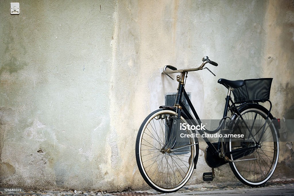 Vecchia bicicletta con cestino. Immagine a colori - Foto stock royalty-free di Bicicletta