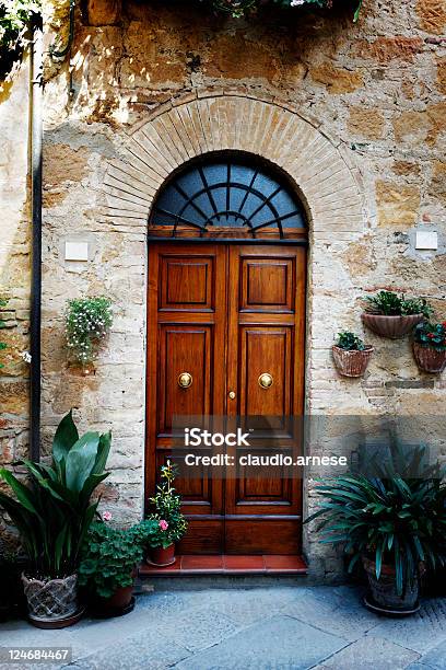 Elegante Porta Anteriore Con Vaso Immagine A Colori - Fotografie stock e altre immagini di Arco - Architettura