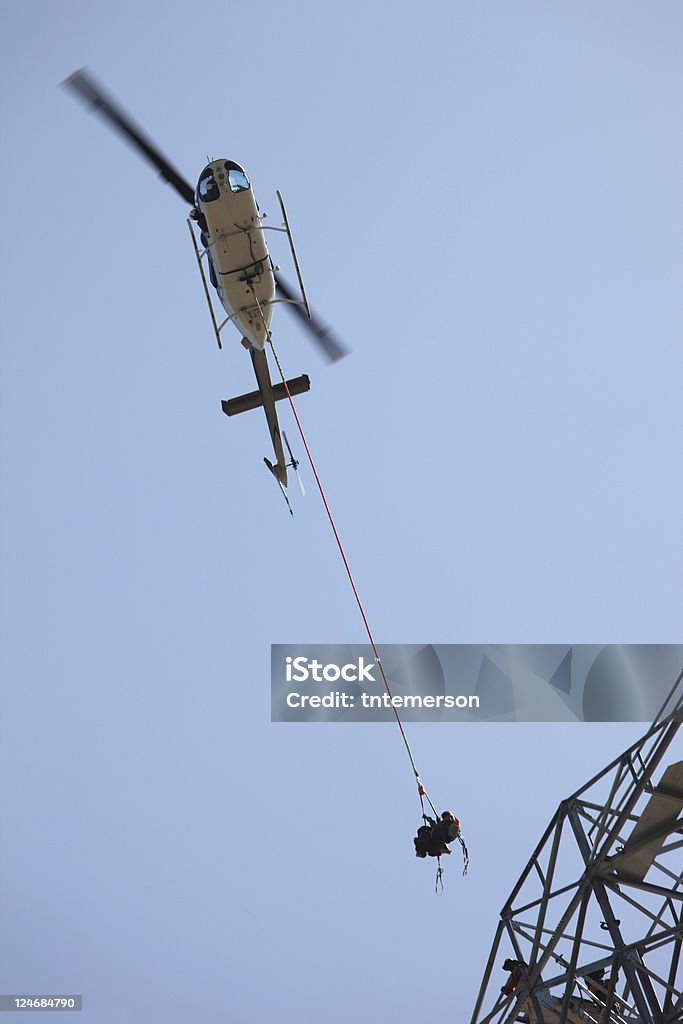 Hélicoptère Airlifting Workmen de Ligne à haute tension - Photo de Hélicoptère libre de droits