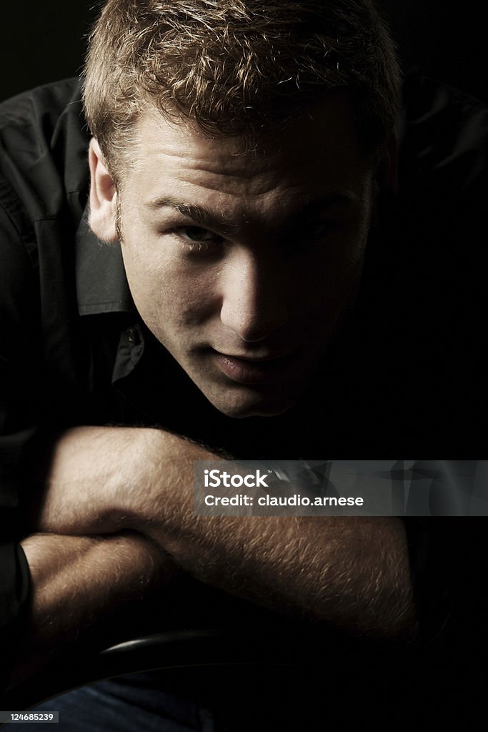 Homem pensativo Retrato de beleza com fundo preto. Imagem a cores - Foto de stock de Alto contraste royalty-free