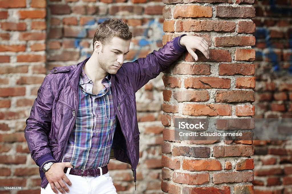 Uomo moda modello posa. Immagine a colori - Foto stock royalty-free di Capelli all'indietro
