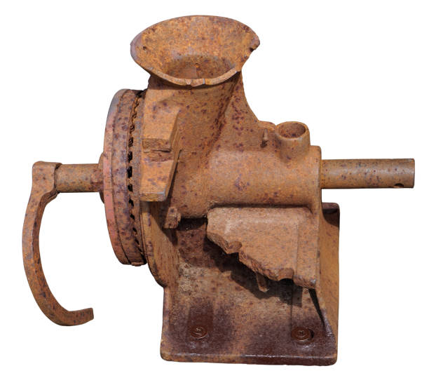 istock Vintage rusty manual machine for grinding coffee beans and cereals isolated 1246865111