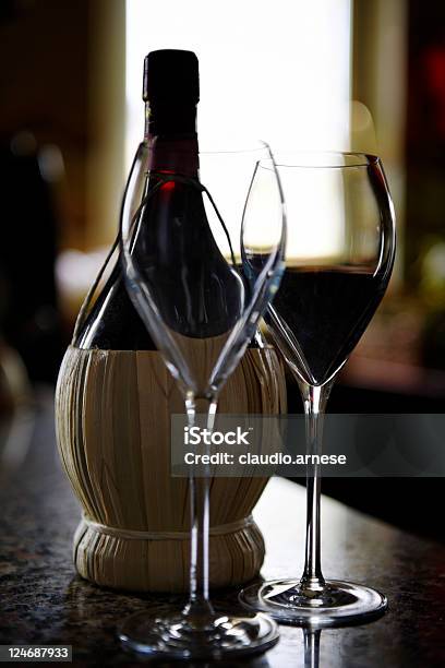 Weinflaschechianti Stockfoto und mehr Bilder von Alkoholisches Getränk - Alkoholisches Getränk, Bildkomposition und Technik, Chianti-Region