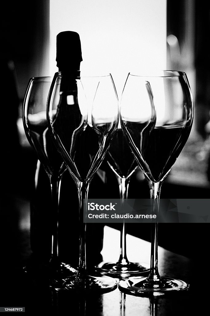 ワインボトルとグラスに注ぎます。ブラックとホワイト - お祝いのロイヤリティフリーストックフォト