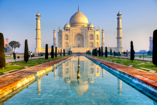 taj mahal e seu reflexo na piscina, hdr - agra imagens e fotografias de stock