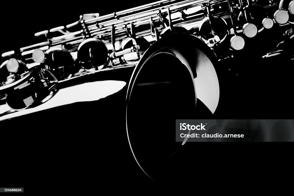 Saxophone avec fond noir. - Photo de Saxophone libre de droits