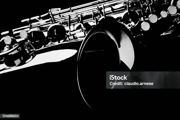Photo libre de droit de Saxophone Avec Fond Noir banque d'images et plus d'images libres de droit de Saxophone - Saxophone, Plan rapproché, Cuivre - Instrument à vent