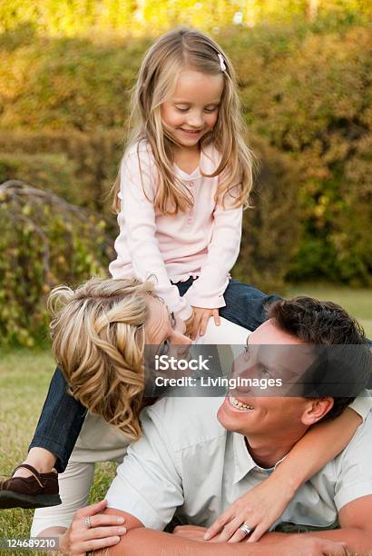 Famiglia Giovane - Fotografie stock e altre immagini di Adulto - Adulto, Allegro, Ambientazione esterna