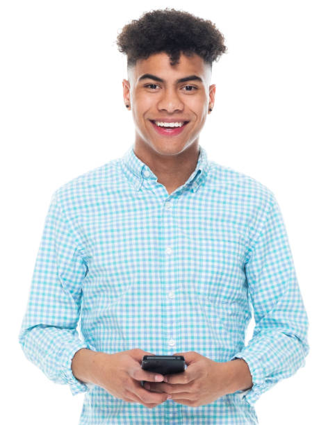 etnia afro-americana masculina em frente ao fundo branco vestindo camisa e usando telefone celular - text messaging mobile phone teenagers only people - fotografias e filmes do acervo