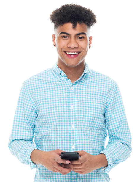 афро-американский этнический мужчина, стоящий перед белым фоном в рубашке и с помощью мобильного телефона - sleeve rolling rolled up rolled up sleeves стоковые фото и изображения