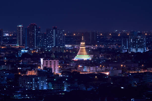 cênica da paisagem da cidade com templo dourado à noite - shwedagon pagoda yangon sunset pagoda - fotografias e filmes do acervo