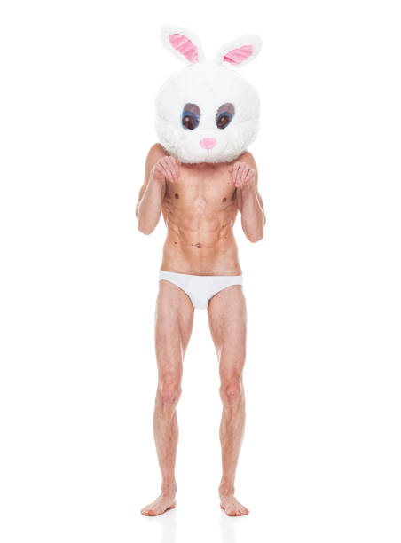 hombre caucásico de pie frente de fondo blanco usando máscara - disfraz - shirtless men bizarre male fotografías e imágenes de stock