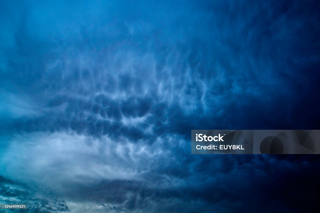 Langit Abuabu Dan Awan Yang Terbentuk Dalam Berbagai Bentuk Pada