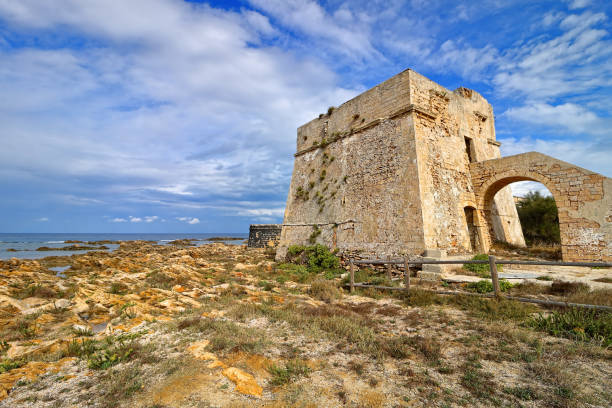 torre de vigia perto de torre guaceto, brindisi, itália - brindisi - fotografias e filmes do acervo