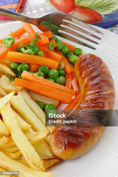 Salsiccia Con Patatine Fritte - Fotografie stock e altre immagini di Alla griglia - Alla griglia, Arrosto - Cibo cotto, Carne