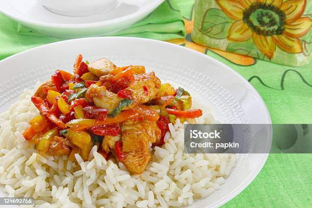 Huhn Mit Reis Und Gemüse Stockfoto und mehr Bilder von Huhn - Geflügelfleisch - Huhn - Geflügelfleisch, Paprika - Gewürz, Möhre