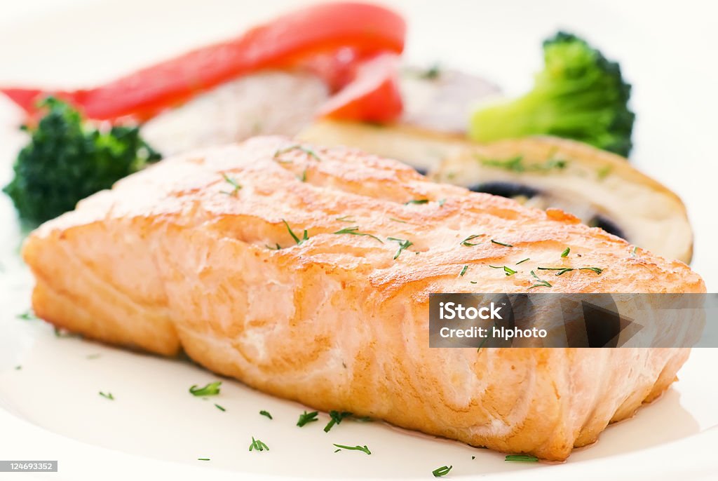 Salmão com legumes - Foto de stock de Alimentação Saudável royalty-free