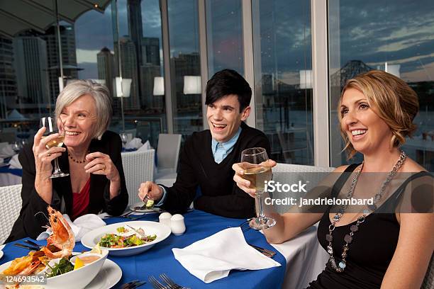 Ridere A Cena - Fotografie stock e altre immagini di Pranzare - Pranzare, Terza età, Cultura greca