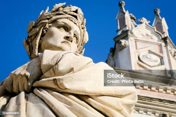 La Statua Del Poeta Dante Alighieri Davanti Alla Basilica Di Santa Croce Nel Cuore Storico Di Firenze - Fotografie stock e altre immagini di Dante - Poeta italiano