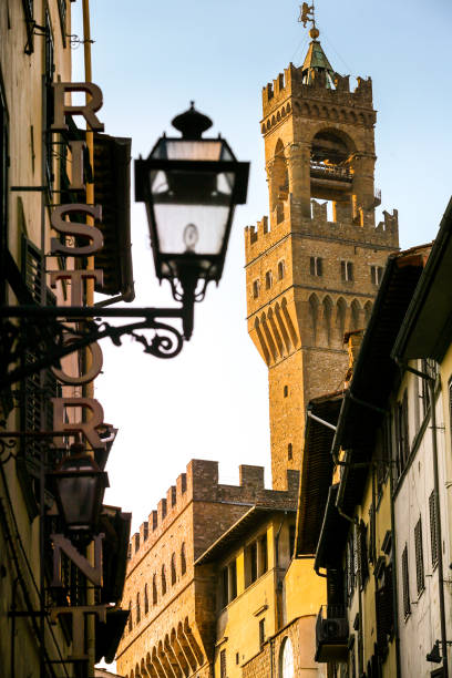 uma vista da torre de arnolfo no palazzo vecchio em florença - palazzo vecchio piazza della signoria florence italy italy - fotografias e filmes do acervo