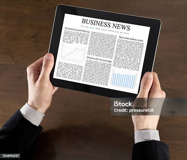 Businessnews Auf Tablet Pc Stockfoto und mehr Bilder von Analysieren - Analysieren, Ausrüstung und Geräte, Berührungsbildschirm