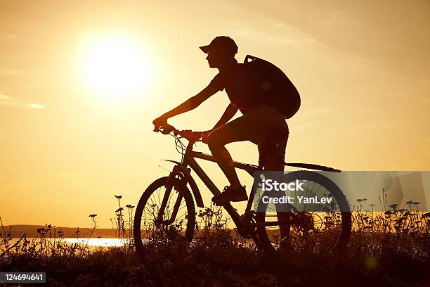 Велосипедистов — стоковые фотографии и другие картинки Двухколёсный велосипед - Двухколёсный велосипед, Изыскание, Колесо