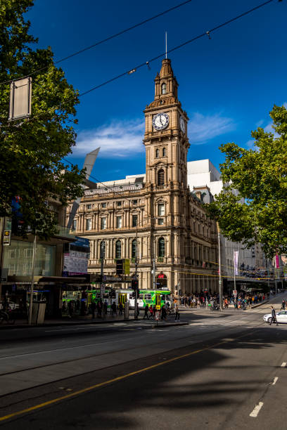 flinders street w melbourne, australia w pochmurny dzień w lecie. - melbourne australia clock tower clock zdjęcia i obrazy z banku zdjęć