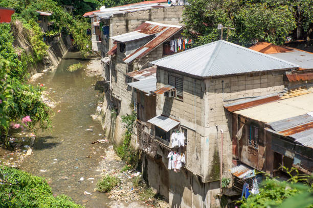le aree di baraccopoli nelle filippine - manila apartment poverty slum foto e immagini stock