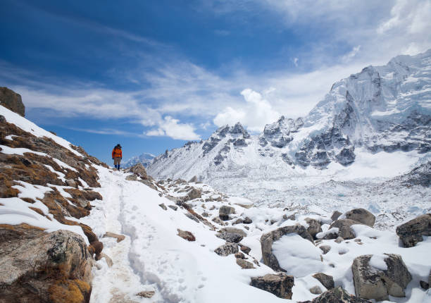 droga do bazy everest w dolinie khumbu i krajobraz himalajów w parku narodowym sagarmatha, regionie everest, nepal himalaje - kala pattar zdjęcia i obrazy z banku zdjęć