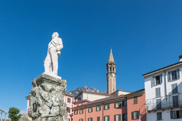 レッコの歴史的中心部。広場セルメナティ ,イタリア - comune di lecco ストックフォトと画像