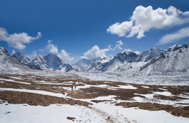 estrada para o acampamento base do everest no vale de khumbu e paisagem da montanha himalaia no parque nacional de sagarmatha, região do everest, nepal himalaia - kala pattar - fotografias e filmes do acervo
