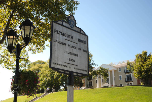 assine para a rocha plymouth marcando o local histórico de desembarque em massachusetts dos pais peregrinos. . marca o local de desembarque dos pais peregrinos - plymouth rock - fotografias e filmes do acervo