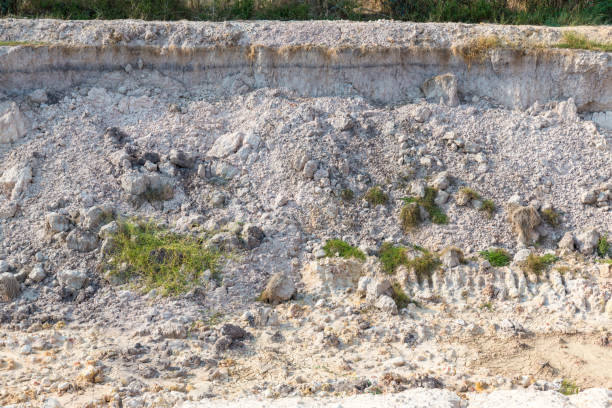 frana in una zona pericolosa per l'ambiente. grandi crepe nella terra, discesa di grandi strati di strada di blocco della terra. erosione del suolo o frana nel pendio durante la stagione delle piogge. - 11828 foto e immagini stock