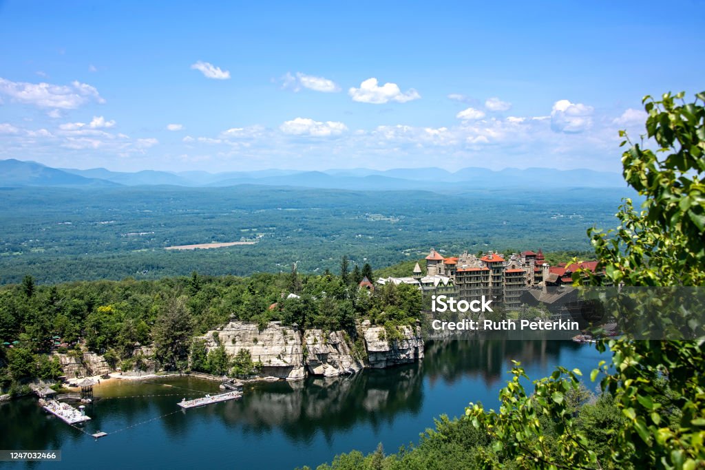 Mohonk Mountain House in Upstate New York Scenic view of Mohonk Mountain House and Mohonk Lake, located in New Paltz, upstate New York. New York State Stock Photo