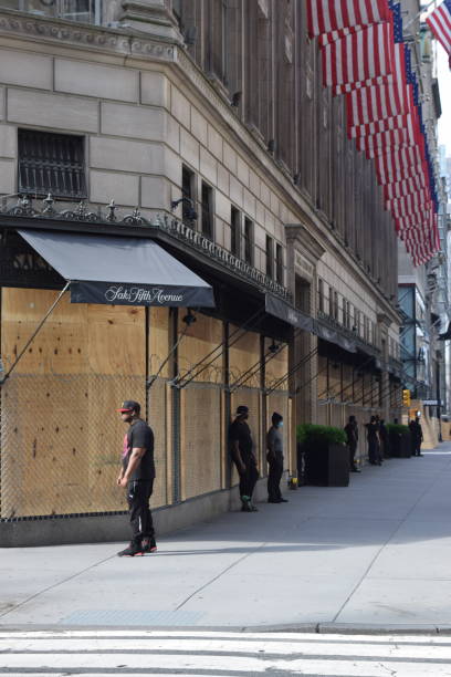 saks fifth avenue se abordó y guardó durante las protestas en la ciudad de nueva york - saks fifth avenue fotografías e imágenes de stock