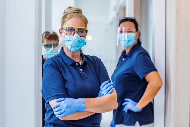 tres asistentes médicas en una cirugía - medical exam dental hygiene caucasian mask fotografías e imágenes de stock