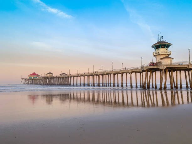 ハンティントン ビーチ ピア サーフ シティ usa - huntington beach ストックフォトと画像