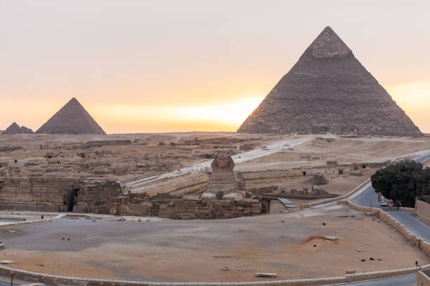 the sphinx, the pyramid of khafre and the pyramid of menkaure in giza at sunset, egypt - sphinx night pyramid cairo imagens e fotografias de stock