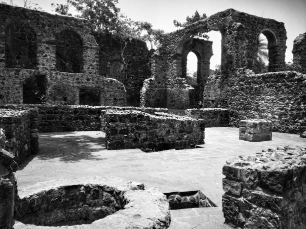 opuszczone ruiny fortu vasai - roman column arch pedestrian walkway zdjęcia i obrazy z banku zdjęć