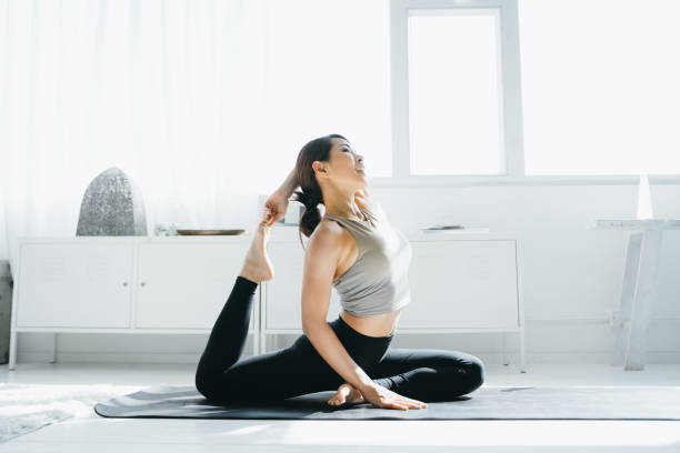 젊은 아시아 여자 연습 요가 에 이 거실 에 집에서 아침에 - stretching yoga zen like beauty 뉴스 사진 이미지