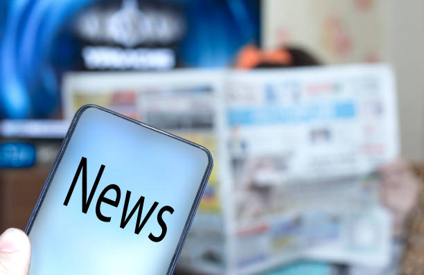 concetto di ottenere notizie via smartphone, giornale e tv - newspaper the media reading digital display foto e immagini stock