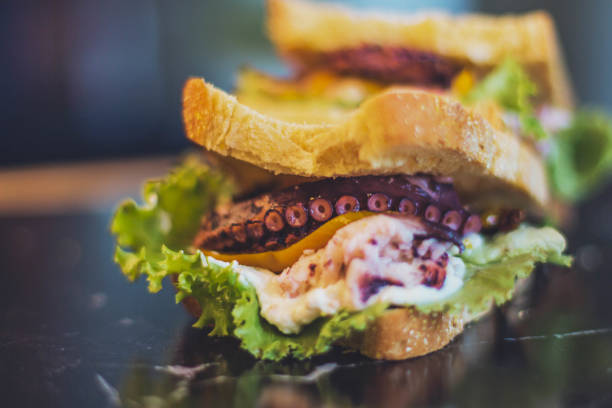 Sandwich avec un tentacule de poulpe - Photo