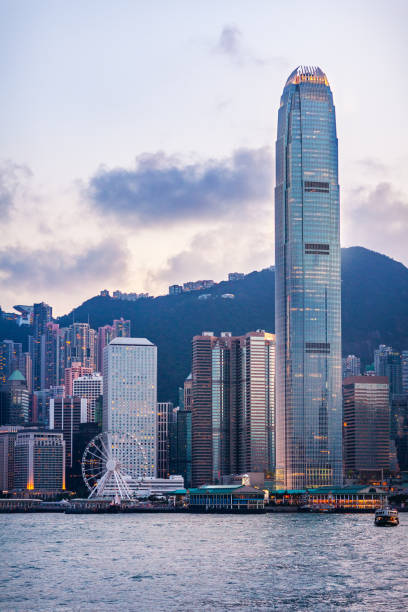 international finance center e victoria harbour vista nel centro di hong kong - kowloon bay foto e immagini stock