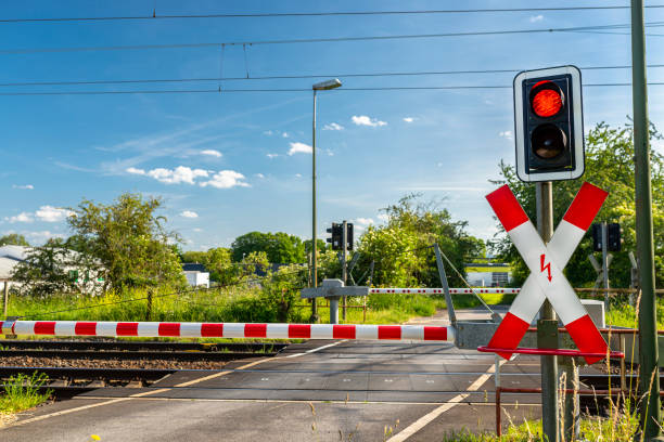 閉鎖された障壁、赤い警告灯とセントアンドリューの十字架とガード踏切。 - crossing railroad track boundary gate ストックフォトと画像