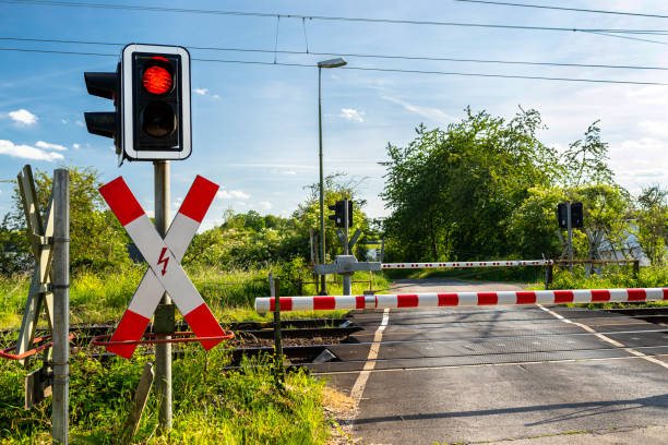 閉鎖された障壁、赤い警告灯とセントアンドリューの十字架とガード踏切。 - crossing railroad track boundary gate ストックフォトと画像