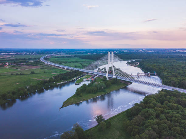 午後遅くにレジンスキー橋の空中写真 - odra river ストックフォトと画像