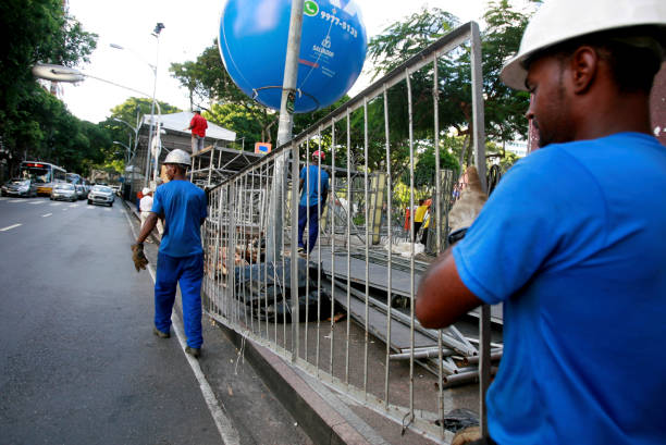 assemblage de la structure pour le carnaval à salvador - urban scene brazil architecture next to photos et images de collection