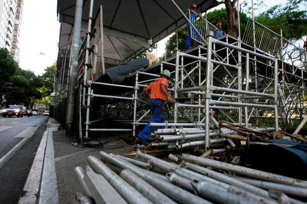 assemblage de la structure pour le carnaval à salvador - urban scene brazil architecture next to photos et images de collection