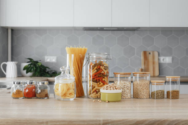 kryddor och pasta i burkar på bordet - cheese counter supermarket bildbanksfoton och bilder
