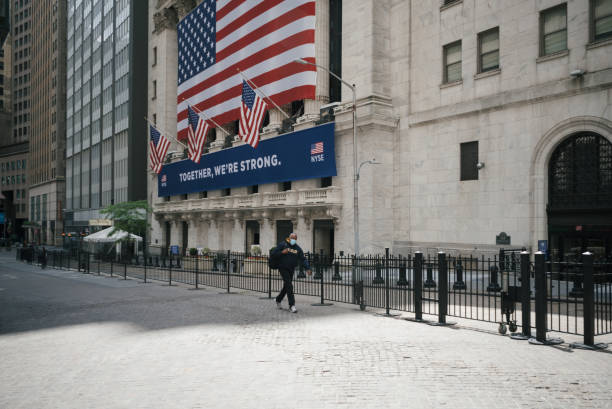 нью-йорк во время аварийной ситуации covid-19. - wall street new york stock exchange stock exchange street стоковые фото и изображения